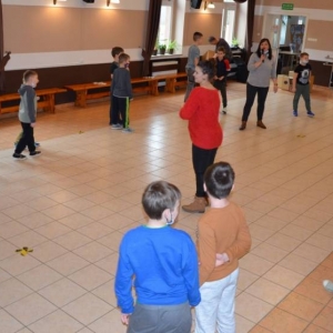 Zdjęcie przedstawia uczestników wypoczynku podczas wspólnej zabawy