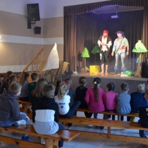 Zdjęcie przedstawia aktorów oraz uczestników zimowiska podczas przedstawienia teatralnego pt. Zielona wyspa pirata Pifpafa