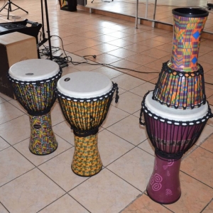 Zdjęcie przedstawia instrumenty muzyczne na których grali uczestnicy wypoczynku