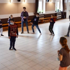 Zdjęcie przedstawia uczestników wypoczynku podczas wspólnej zabawy
