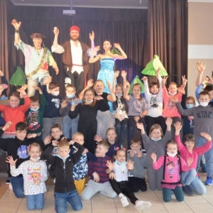Zdjęcie przedstawia aktorów oraz uczestników zimowiska podczas przedstawienia teatralnego pt. Zielona wyspa pirata Pifpafa