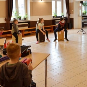Zdjęcie przedstawia uczestników wypoczynku podczas warsztatów muzycznych