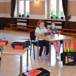 Zdjęcie przedstawia uczestników wypoczynku podczas warsztatów muzycznych