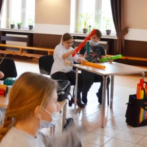 Zdjęcie przedstawia uczestników wypoczynku podczas warsztatów muzycznych