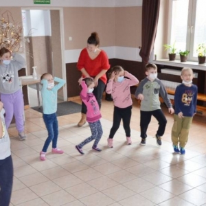 Zdjęcie przedstawia uczestników wypoczynku podczas wspólnej zabawy