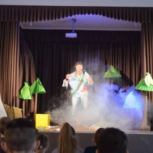 Zdjęcie przedstawia aktorów przedstawienia teatralnego pt. Zielona wyspa pirata Pifpafa