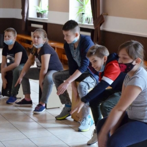 Zdjęcie przedstawia uczestników wypoczynku podczas warsztatów muzycznych