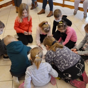 Zdjęcie przedstawia uczestników wypoczynku podczas tworzenia regulaminu zimowiska