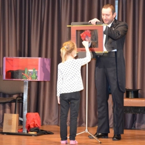 Zdjęcie przedstawia uczestniczkę wypoczynku podczas wspólnego wykonywania sztuczek magicznych