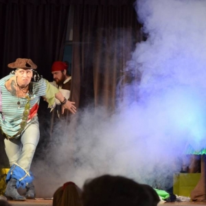 Zdjęcie przedstawia aktorów przedstawienia teatralnego pt. Zielona wyspa pirata Pifpafa
