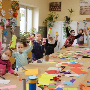 Zdjęcie przedstawia uczestników wypoczynku podczas zajęć plastycznych