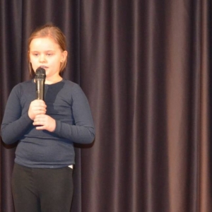 Zdjęcie przedstawia uczestniczkę zimowiska podczas występu Talent Show