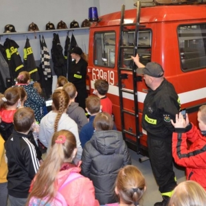 Zdjęcie przedstawia uczestników wypoczynku podczas wycieczki do OSP Nakło Śląskie