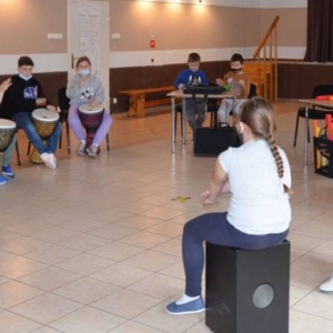 Zdjęcie przedstawia uczestników wypoczynku podczas warsztatów muzycznych