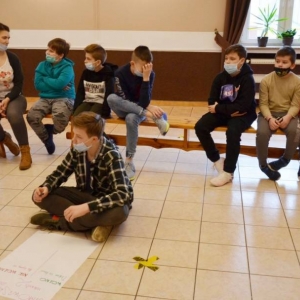 Zdjęcie przedstawia uczestnika wypoczynku podczas tworzenia regulaminu zimowiska