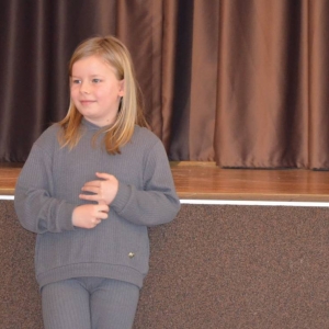 Zdjęcie przedstawia uczestniczkę zimowiska podczas występu Talent Show