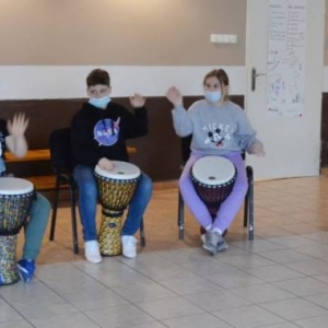 Zdjęcie przedstawia uczestników wypoczynku podczas warsztatów muzycznych