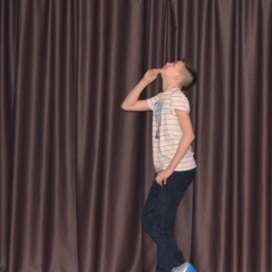 Zdjęcie przedstawia uczestnika zimowiska podczas występu Talent Show