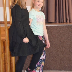 Zdjęcie przedstawia uczestniczki zimowiska podczas występu Talent Show