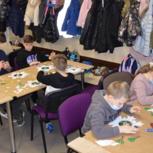 Zdjęcie przedstawia uczestników wypoczynku podczas tworzenia prac plastycznych