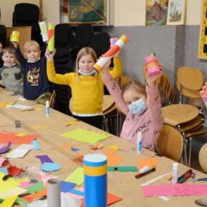 Zdjęcie przedstawia uczestników wypoczynku podczas zajęć plastycznych