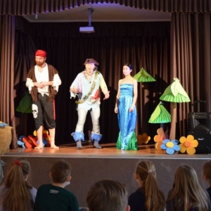 Zdjęcie przedstawia aktorów oraz uczestników zimowiska podczas przedstawienia teatralnego pt. Zielona wyspa pirata Pifpafa