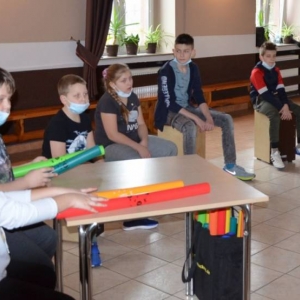 Zdjęcie przedstawia uczestników wypoczynku podczas warsztatów muzycznych