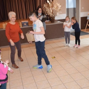 Zdjęcie przedstawia wręczanie nagród laureatom konkursu Talent Show