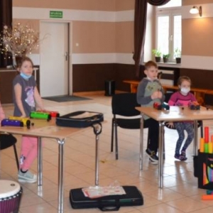 Zdjęcie przedstawia uczestników wypoczynku podczas warsztatów muzycznych