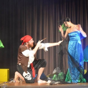 Zdjęcie przedstawia aktorów przedstawienia teatralnego pt. Zielona wyspa pirata Pifpafa