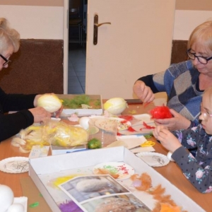 Zdjęcie przedstawia uczestników warsztatów podczas tworzenia swoich pisanek