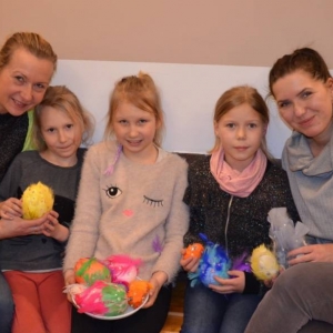 Zdjęcie przedstawia uczestniczki warsztatów z wykonanymi pisankami