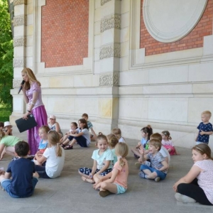 Zdjęcie przedstawia najmłodszych uczestników podczas uroczystości Dnia Dziecka w amfiteatrze w Świerklańcu