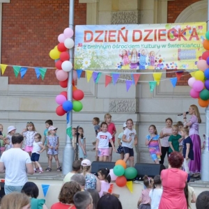 Zdjęcie przedstawia najmłodszych uczestników podczas uroczystości Dnia Dziecka w amfiteatrze w Świerklańcu