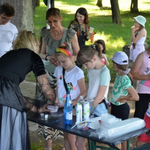 Zdjęcie przedstawia najmłodszych uczestników podczas uroczystości Dnia Dziecka w amfiteatrze w Świerklańcu
