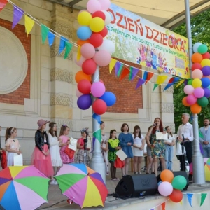 Zdjęcie przedstawia wręczanie nagród przez Wójta Gminy Świerklaniec oraz V-ce Starostę Powiatu Tarnogórskiego laureatom oraz uczestnikom Powiatowego Konkursu Piosenki Przyrodniczej organizowanego przez ZSP w Orzechu