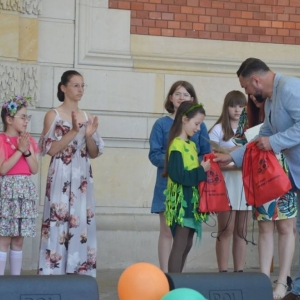 Zdjęcie przedstawia wręczanie nagród przez Wójta Gminy Świerklaniec oraz V-ce Starostę Powiatu Tarnogórskiego laureatom oraz uczestnikom Powiatowego Konkursu Piosenki Przyrodniczej organizowanego przez ZSP w Orzechu
