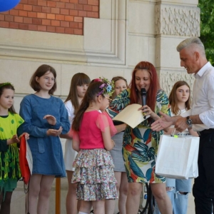 Zdjęcie przedstawia wręczanie nagród przez Wójta Gminy Świerklaniec oraz V-ce Starostę Powiatu Tarnogórskiego laureatom oraz uczestnikom Powiatowego Konkursu Piosenki Przyrodniczej organizowanego przez ZSP w Orzechu