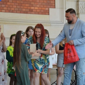 Zdjęcie przedstawia wręczanie nagród przez Wójta Gminy Świerklaniec oraz V-ce Starostę Powiatu Tarnogórskiego laureatom oraz uczestnikom Powiatowego Konkursu Piosenki Przyrodniczej organizowanego przez ZSP w Orzechu