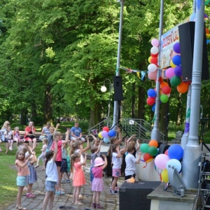 Zdjęcie przedstawia najmłodszych uczestników podczas uroczystości Dnia Dziecka w amfiteatrze w Świerklańcu