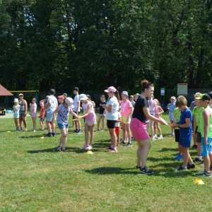 Ostatni dzień półkolonii był dniem sportu. Na zdjęciu uczestnicy wypoczynku na boisku sportowym w Nakle Śląskim podczas zawodów sportowych.