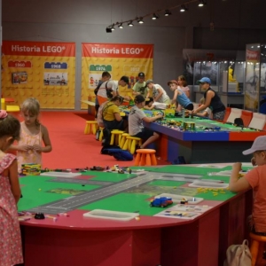 W czwartek dzieci pojechały na wystawę klocków LEGO w Gliwicach. Na zdjęciu uczestnicy półkolonii na wystawie LEGO. 
