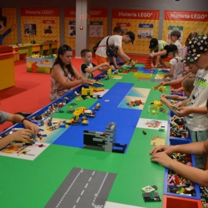 W czwartek dzieci pojechały na wystawę klocków LEGO w Gliwicach. Na zdjęciu uczestnicy półkolonii na wystawie LEGO. 