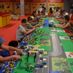 W czwartek dzieci pojechały na wystawę klocków LEGO w Gliwicach. Na zdjęciu uczestnicy półkolonii na wystawie LEGO. 