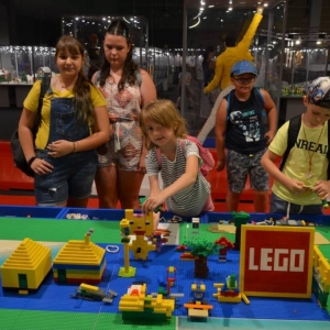 W czwartek dzieci pojechały na wystawę klocków LEGO w Gliwicach. Na zdjęciu uczestnicy półkolonii na wystawie LEGO. 