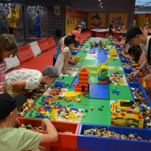 W czwartek dzieci pojechały na wystawę klocków LEGO w Gliwicach. Na zdjęciu uczestnicy półkolonii na wystawie LEGO. 
