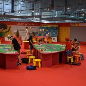 W czwartek dzieci pojechały na wystawę klocków LEGO w Gliwicach. Na zdjęciu uczestnicy półkolonii na wystawie LEGO. 