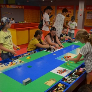 W czwartek dzieci pojechały na wystawę klocków LEGO w Gliwicach. Na zdjęciu uczestnicy półkolonii na wystawie LEGO. 