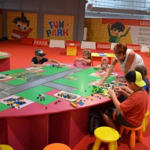 W czwartek dzieci pojechały na wystawę klocków LEGO w Gliwicach. Na zdjęciu uczestnicy półkolonii na wystawie LEGO. 