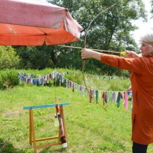 Trzeciego dnia dzieci pojechały odwiedzić wioskę indiańską w Karchowicach. Zdjęcie przedstawia uczestników półkolonii w wiosce indiańskiej.